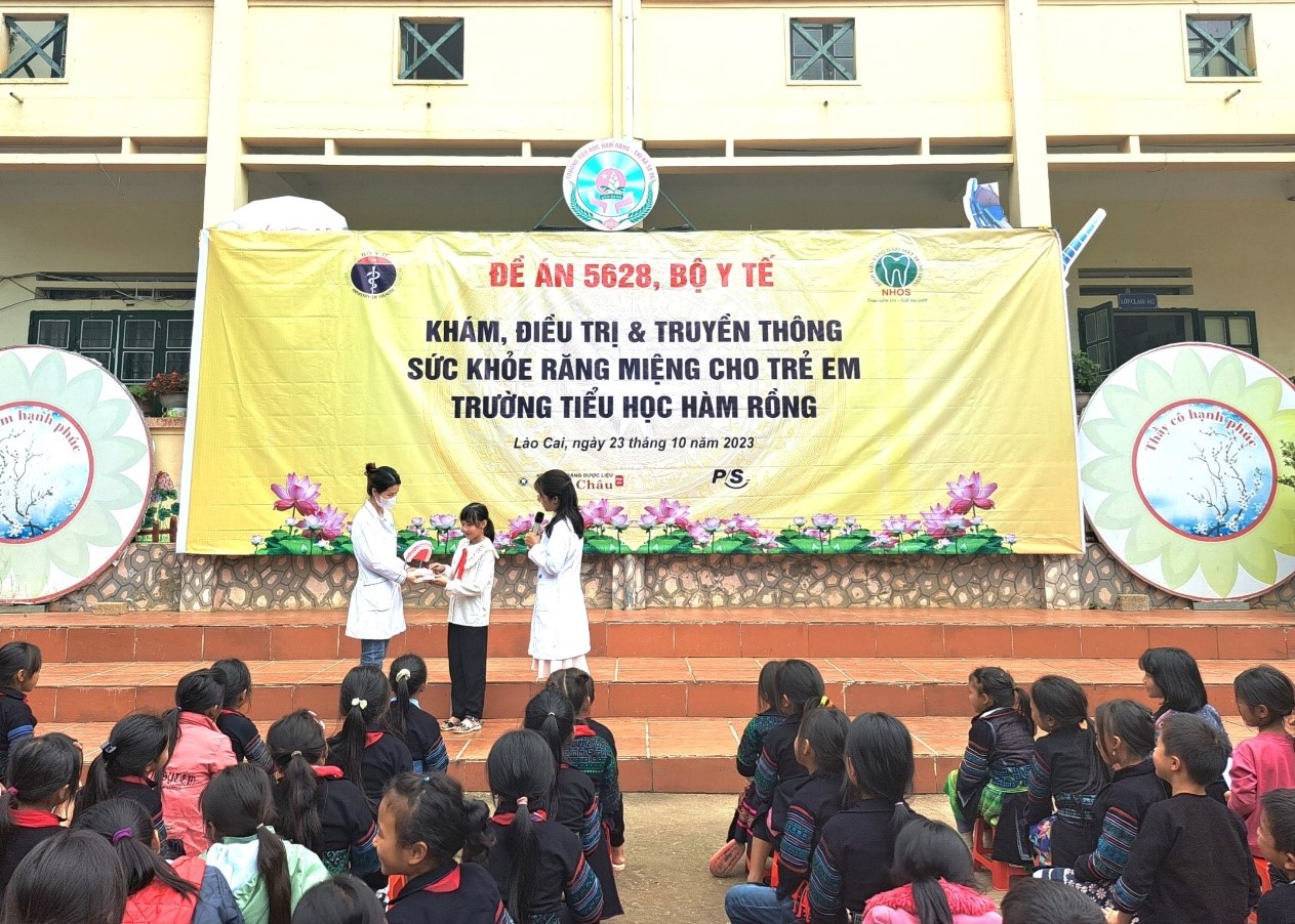 Bác sĩ Bệnh viện Răng Hàm Mặt Trung ương Hà Nội hướng dẫn các em học sinh chăm sóc răng miệng